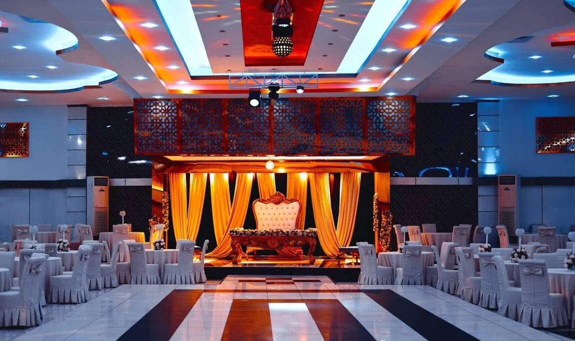 Adana açık hava düğün mekanı bahçe yeşillik içinde beyaz sandalyeler düğün alayı geçişi doğal ışık gün batımı romantik atmosfer