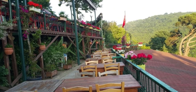 yoros-cafe-restaurant-4UQyiDb