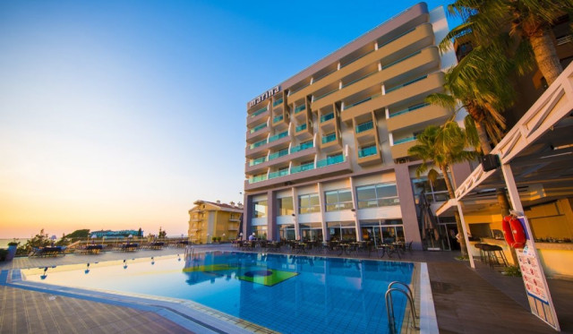 Marina Hotel & Suites