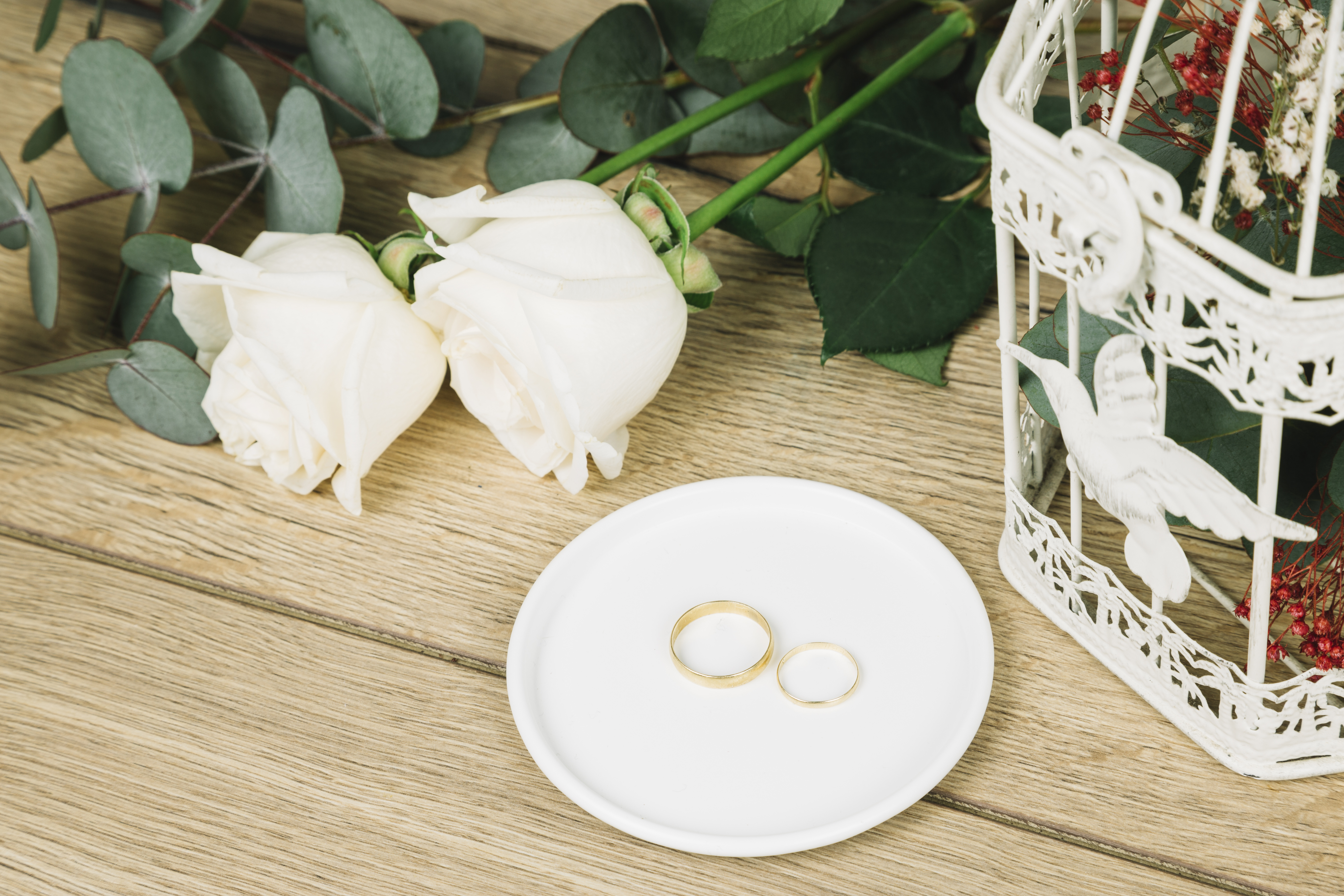 wedding-rings-with-flowers