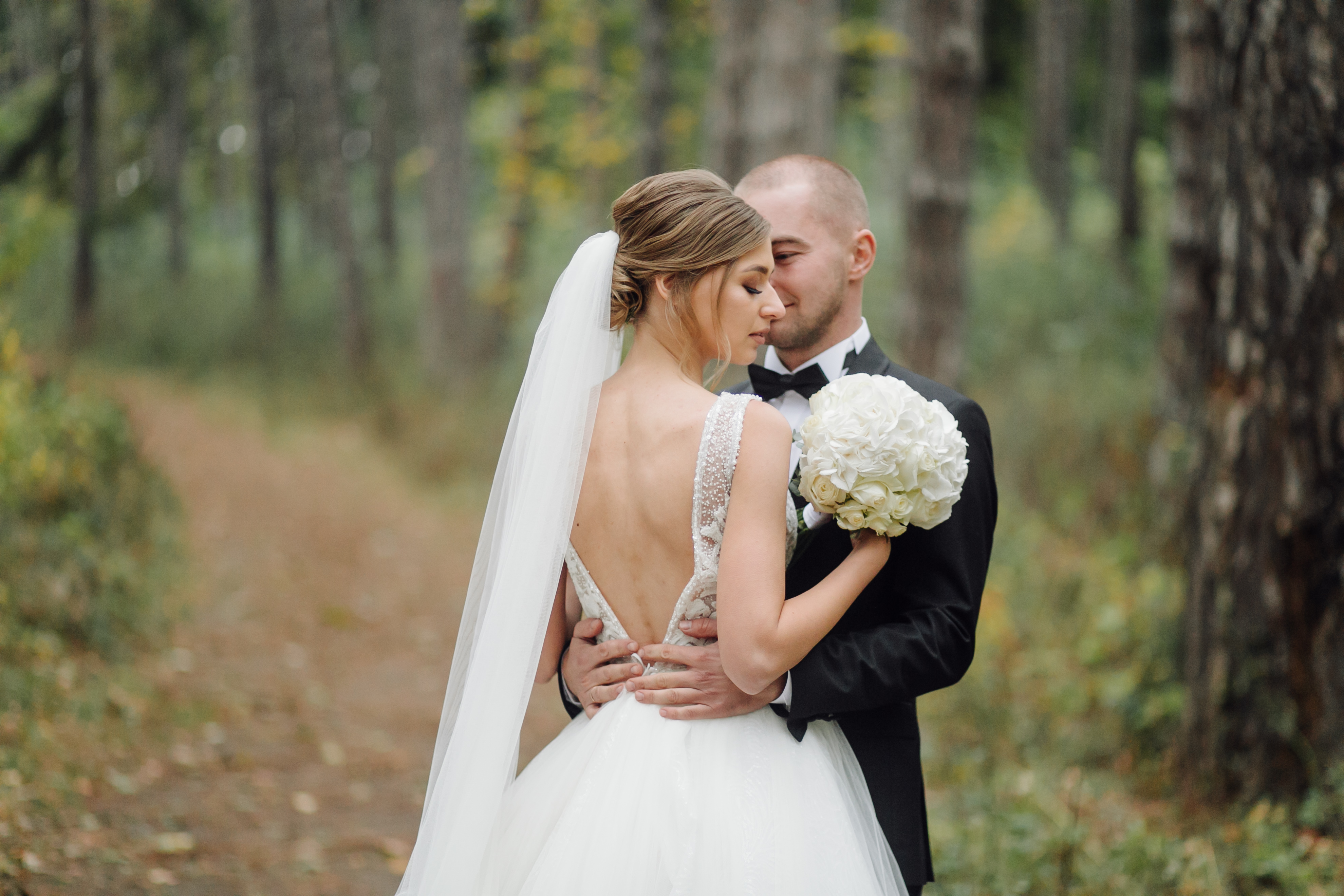 beautiful-couple-posing-their-wedding-day