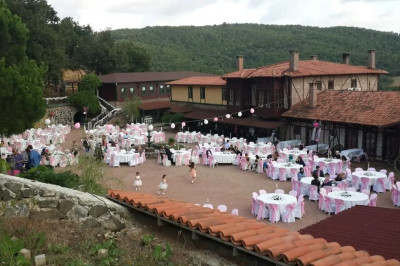 Hafta İçi Yapılacak Yemekli Davetler Organizasyon, Süsleme ve Orkestra Dahil Kişi Başı 1.500 TL