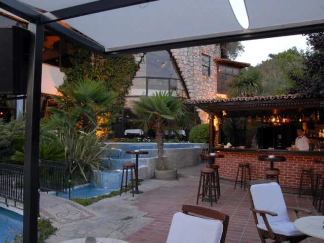 Cumba Restaurant & Bar
