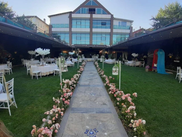 Risus Wedding