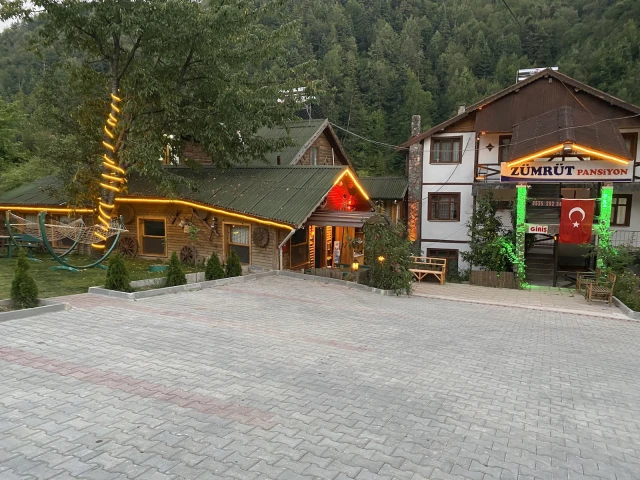 Zümrüt Dağ Evi