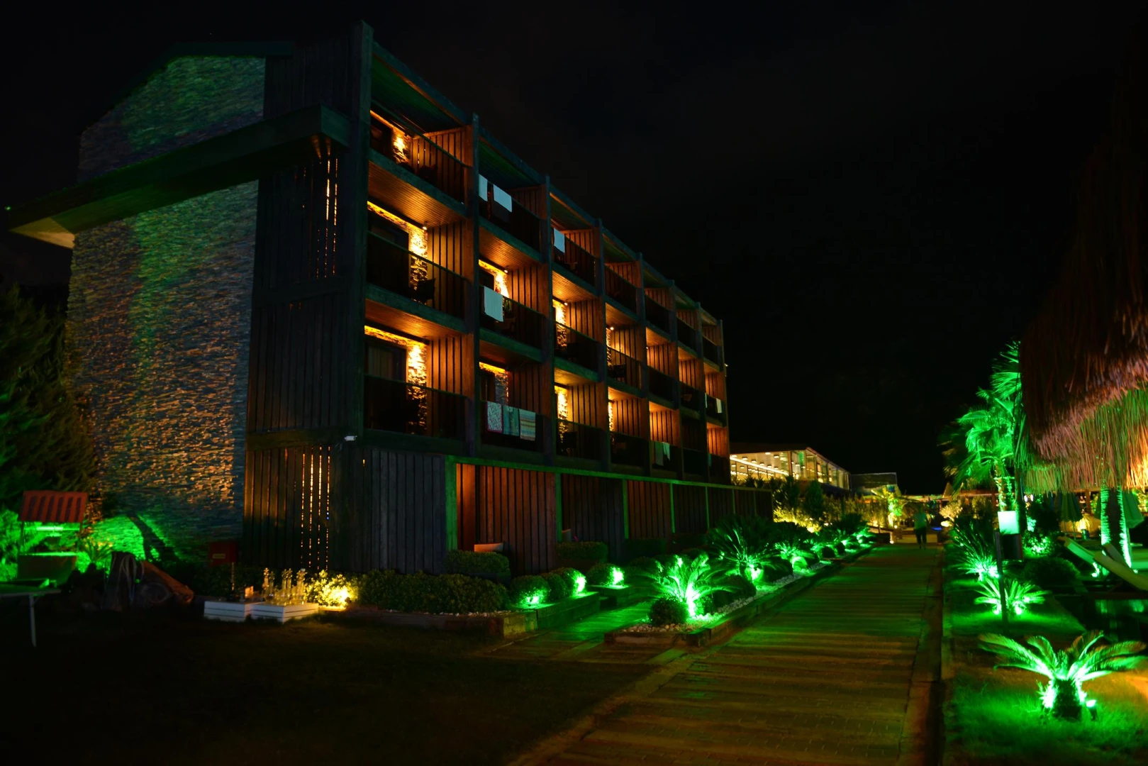 manaspark-deluxe-hotel-1